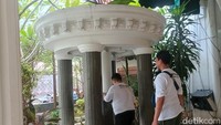Ada juga tempat wudhu keran yang memiliki ornamen estetik bergaya eropa, lewat adanya pilar-pilar yang ada di tempat wudhu. (Weka Kanaka/detikcom)