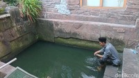 Selain keindahan arsitektur, hal unik dari masjid ini terdapat di tempat berwudhu. Terdapat lokasi wudu tradisional dengan menggunakan kolam. Dulunya, tempat ini jadi tempat wudu utama di masjid ini. (Weka Kanaka/detikcom)