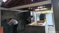 Selain wudu dengan air kolam, di sini juga terdapat wudhu dengan menggunakan bak juga keran kok. (Weka Kanaka/detikcom)