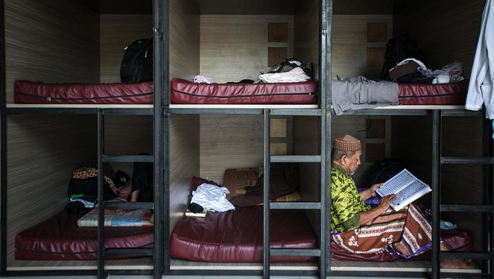 Masjid di Sragen Sediakan Tempat Menginap Gratis Bagi Pemudik Warga membaca Al Quran di