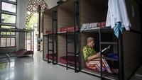 Pemudik bisa beristirahat sambil membaca Al-Quran di tempat menginap gratis tersebut.