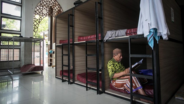 Masjid di Sragen Sediakan Tempat Menginap Gratis Bagi Pemudik Warga membaca Al Quran di