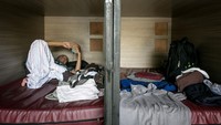 Pemudik sedang beristirahat di sleeping box atau kotak tempat tidur di Masjid Raya Al-Falah, Sragen, Jawa Tengah, Rabu (19/4/2023).