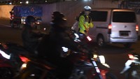Polisi mengatur lalulintas yang padat di jalur Pantura, Simpang Jomin, Karawang, Jawa Barat, Rabu (19/4/2023) dinihari. Antara Foto/M Risyal Hidayat.