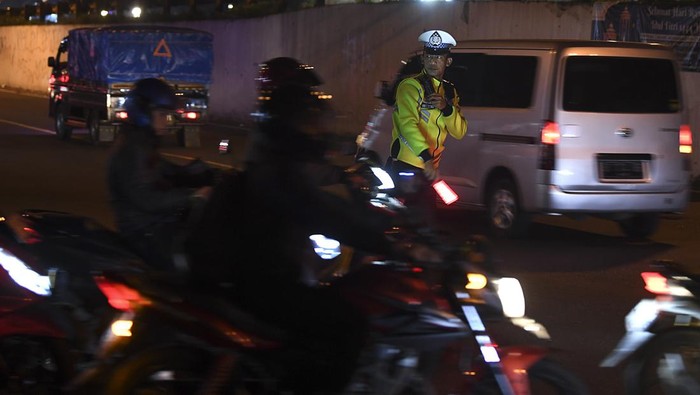 Tidak semua profesi bisa libur Lebaran, salah satunya polisi. Mereka harus tetap bekerja agar masyarakat bisa melaksanakan mudik dengan lancar.