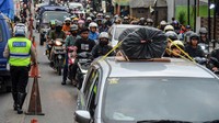 Polisi harus tetap bekerja melayani masyarakat terutama saat arus mudik dan arus balik Lebaran. Antara Foto/Raisan Al Farisi.