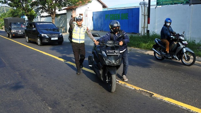 Melihat Kerja Keras Polisi Atasi Arus Mudik Tidak semua profesi bisa libur Lebaran, salah satunya polisi. Mereka harus tetap bekerja agar masyarakat bisa melaksanakan mudik dengan lancar.