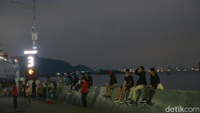 Menikmati Senja di Pelabuhan Merak Sejumlah pemudik tampak menunggu memasuki kapal di pelabuhan Merak, Banten, Rabu (19/4/2023). Terlihat para pemudik berfoto atau hanya sekedar duduk di dermaga untuk menikmati matahari terbenam sambil menunggu kapal.