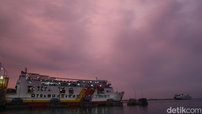 Sejumlah pemudik tampak menunggu memasuki kapal di pelabuhan Merak, Banten, Rabu (19/4/2023). Terlihat para pemudik berfoto atau hanya sekedar duduk di dermaga untuk menikmati matahari terbenam sambil menunggu kapal.