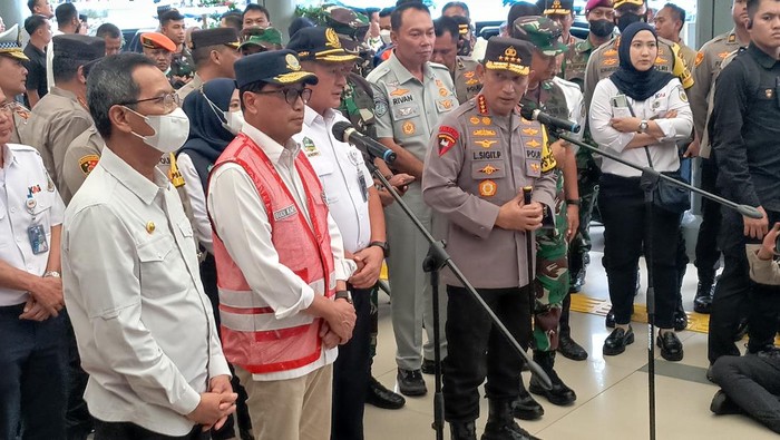 Menteri Perhubungan Budi Karya Sumadi, Kapolri Jenderal Listyo Sigit Prabowo, hingga Pj Gubernur DKI Heru Budi jumpa pers di Stasiun Pasar Senen (Wildan/detikcom)