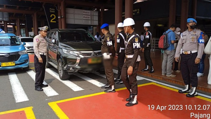 Mobil dinas TNI digembok polisi (dok istimewa)