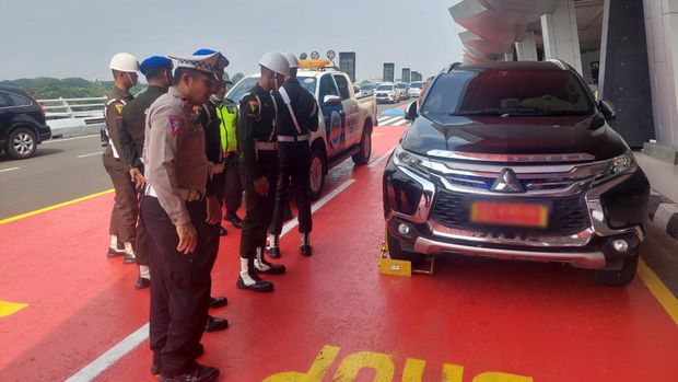 Mobil dinas TNI digembok polisi (dok istimewa)