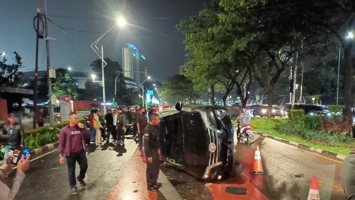 Mobil Fortuner terguling di depan GBK