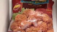 Wanita 20 tahun ini tampak menaruh banyak chicken nugget dan chicken wings. Stok makanan praktis ini pastinya berguna selama ramadan.