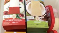Untuk puaskan keinginan makan manis, Fuji menyimpan banyak es krim kotak. Aneka rasa buah jadi favorit adik Frans dan Fadly Faisal ini.