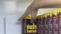 Fuji juga penggemar minuman manis. Ia menyimpan banyak stok teh kemasan di kulkasnya. Duh ada berapa ya itu jumlahnya?