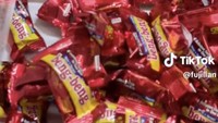 Di rak lainnya tersimpan camilan lain. Kali ini wafer cokelat yang sering nggak bisa bikin berhenti makan!