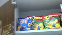 Di lemari dapur, Fuji menyimpan banyak makanan ringan aneka merek. Wah, pasti surga nih buat pencinta camilan!