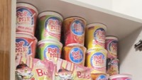 Stok makanan di rumah tak lengkap tanpa mie instan. Kalau di rumah Fuji, stoknya banyak banget, termasuk Samyang Korea.
