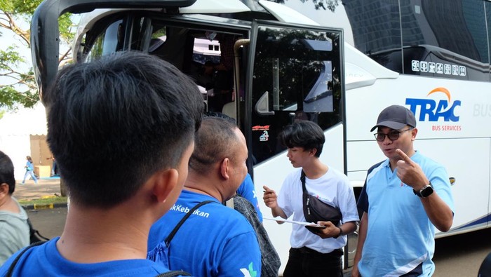 Direktur & Chief Teknologi Officer XL Axiata, I Gede Darmayusa bersama jajaran management XL Axiata melepas para pemudik di acara pelepasan armada Mudik Bareng XL Axiata di Jakarta, Rabu (19/4). XL Axiata kembali menggelar program Mudik Bareng bagi para mitra penjualan produk layanan XL Axiata dari wilayah Jabodetabek. Sedikitnya 600 peserta mengikuti program ini, dengan tujuan ke sejumlah kota di Jawa Tengah, DI Yogyakarta, dan Jawa Timur. XL Axiata telah menyiapkan 13 unit bus besar, 5 unit Innova, dan 5 unit Alphard.