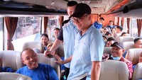 Direktur & Chief Teknologi Officer XL Axiata, I Gede Darmayusa berbincang dengan salah satu pemudik Alphard di acara pelepasan armada Mudik Bareng XL Axiata di Jakarta, Rabu (19/4).
