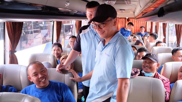 Mudik Bareng Mobil Mewah Direktur & Chief Teknologi Officer XL Axiata, I Gede Darmayusa bersama jajaran management XL Axiata melepasΒ para pemudik di acara pelepasan armada Mudik Bareng XL Axiata di Jakarta, Rabu (19/4). XL AxiataΒ kembali menggelar program Mudik Bareng bagi para mitra penjualan produk layanan XL Axiata dari wilayahΒ Jabodetabek. Sedikitnya 600 peserta mengikuti program ini, dengan tujuan ke sejumlah kota di Jawa Tengah, DI Yogyakarta, dan Jawa Timur.Β XL Axiata telah menyiapkan 13 unit bus besar, 5 unitΒ Innova, dan 5 unitΒ Alphard.
