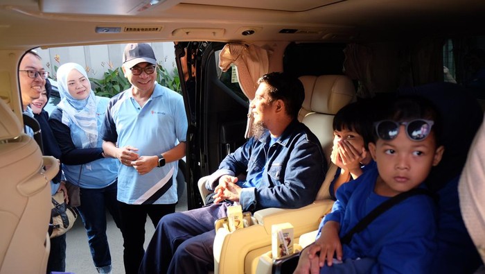 Direktur & Chief Teknologi Officer XL Axiata, I Gede Darmayusa bersama jajaran management XL Axiata melepas para pemudik di acara pelepasan armada Mudik Bareng XL Axiata di Jakarta, Rabu (19/4). XL Axiata kembali menggelar program Mudik Bareng bagi para mitra penjualan produk layanan XL Axiata dari wilayah Jabodetabek. Sedikitnya 600 peserta mengikuti program ini, dengan tujuan ke sejumlah kota di Jawa Tengah, DI Yogyakarta, dan Jawa Timur. XL Axiata telah menyiapkan 13 unit bus besar, 5 unit Innova, dan 5 unit Alphard.