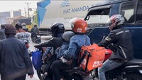 Beberapa di antara mereka membawa serta istri dan anak-anaknya. Bahkan ada yang membawa dua anak sekaligus, satu anak ditempatkan di bagian dek, dan satu anak yang masih bayi digendong oleh sang istri. Foto: (Luthfi Anshori/detikOto)