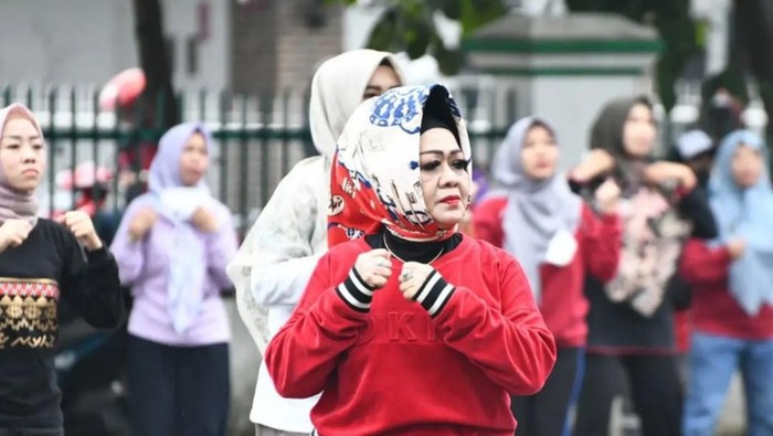 Mulanya, isu yang dibahas warganet adalah jalanan Lampung yang rusak parah. Namun, banyak yang salfok dengan pejabat kelahiran 25 Agustus 1963 ini.