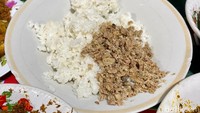 Ini menu primadona di RM Tjukup, nasi megono. Tampak nasi diberi topping cacahan nangka muda yang rasanya gurih nikmat.   