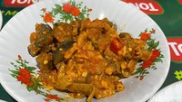 Lalu ada juga sambal goreng ati yang pedas nendang. Untuk cabenya pakai cabe merah yang dikukus dulu, baru digerus, dan digongseng.  
