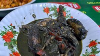 Salah satu lauk favorit nih! Cumi item dengan kuah cukup kental dan pekat yang rasanya nagih!
