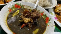 Garang asem khas Pekalongan mirip rawon. Bikinnya memang pakai keluak mirip rawon. Untuk isinya, kalau di Pekalongan itu, garang asem pasti pakai daging otot sapi, lanjut ibu Tjukup.