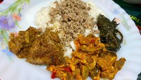 Menurut ibu Kumala Ningsih, mendiang Bondan Winarno menyukai nasi megono dengan lauk cumi item hingga garang asem. Harganya terjangkau, mulai dari Rp 10 ribu saja untuk nasi rames.