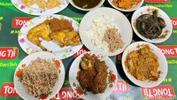 Sekitar 30 sampai 40 lauk ditawarkan mulai pagi hingga sore hari. Semua dimasak fresh di dapur dan akan dipajang di etalase kaca.