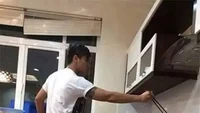 Kecepatan menjadi andalan seorang pria saat diminta untuk membantu masak. Sigap terhadap percikan minyak, ia siap lari kapan saja demi menyelamatkan dirinya. Foto: Instagram/memecomicindonesia2018