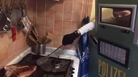 Tak hanya berguna untuk menangkal perlawanan saat demo, perisai ini juga bermanfaat di dapur. Lantaran takut akan percikan panas, ia beraksi layaknya menghadapi pendemo. Foto: Instagram/memecomicindonesia2018