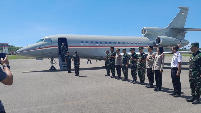 Panglima TNI dan rombongan tiba di Bandara Komodo, Labuan Bajo, Rabu (19/4/2023).