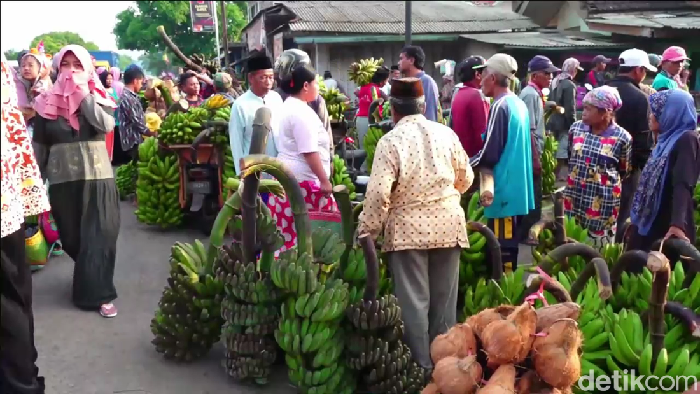 Pasar tumpah yang menyebabkan kemaetan saat mudik Lebaran di Lumajang