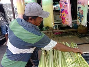 Pedagang Janur di Pasar Puri Pati Ketiban Rezeki Jelang Lebaran