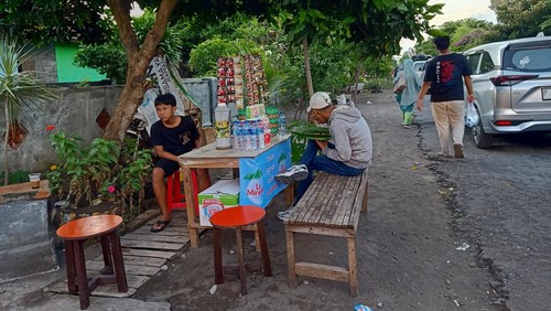 Pedagang musiman yang ada di sepanjang jalur alternatif untuk mengatasi kemacetan menuju Pelabuhan Gilimanuk, Kecamatan Melaya, Kabupaten Jembrana, Rabu (19/4/2023). (I Putu Adi Budiastrawan/detikBali).