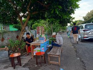 Cuan! Pedagang Kaki Lima Dadakan Bermunculan Saat Arus Mudik di Gilimanuk