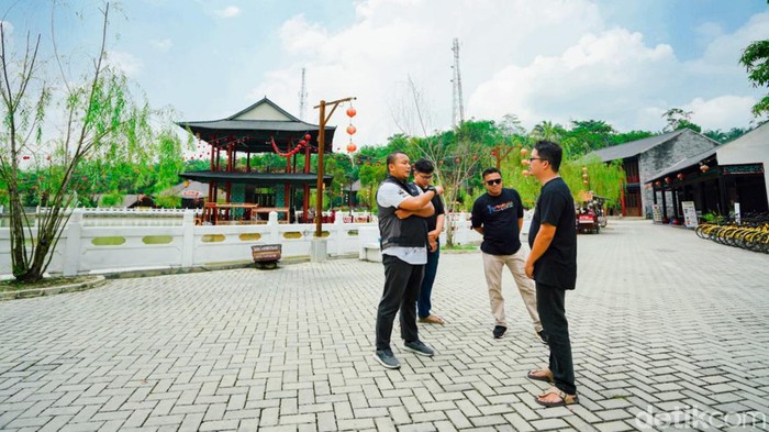 Pejabat Dispar Riau saat mengecek persiapan tempat wisata di Pekanbaru.