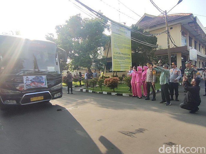 Pelepasan peserta mudik gratis di Mapolres Garut.