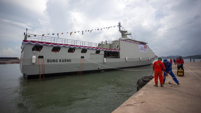 PELUNCURAN KAPAL KORVET BUNG KARNO-369 Kepala Staf Angkatan Laut (KSAL) Laksamana TNI Muhammad Ali (kedua kiri) meresmikan peluncuran kapal perang buatan dalam negeri di galangan PT Karimun Anugrah Sejati, Batam, Kepulauan Riau, Rabu (19/4/2023). Kapal Korvet Bung Karno-369 dilengkapi dengan meriam kaliber 40 mm, dua unit senjata kaliber 20 mm dan mampu mengangkut 55 personel dengan kecepatan maksimum 24 knot yang dirancang sebagai kapal VVIP Kepresidenan menggantikan KRI Barakuda-833 yang sudah beroperasi selama 27 tahun. ANTARA FOTO/Teguh Prihatna/YU