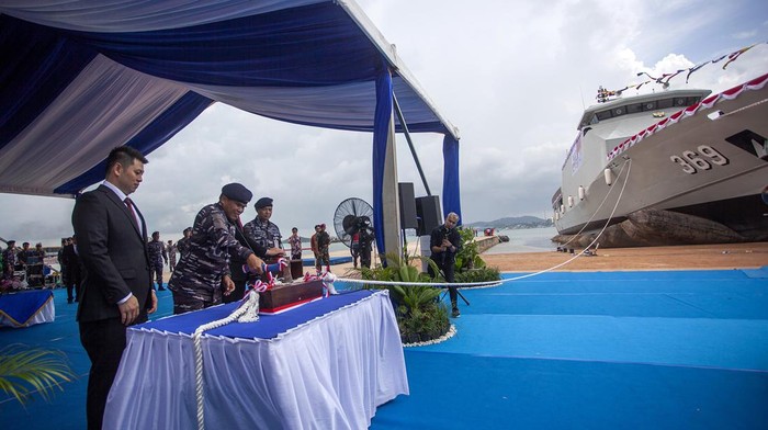 PELUNCURAN KAPAL KORVET BUNG KARNO-369 Kepala Staf Angkatan Laut (KSAL) Laksamana TNI Muhammad Ali (kedua kiri) meresmikan peluncuran kapal perang buatan dalam negeri di galangan PT Karimun Anugrah Sejati, Batam, Kepulauan Riau, Rabu (19/4/2023). Kapal Korvet Bung Karno-369 dilengkapi dengan meriam kaliber 40 mm, dua unit senjata kaliber 20 mm dan mampu mengangkut 55 personel dengan kecepatan maksimum 24 knot yang dirancang sebagai kapal VVIP Kepresidenan menggantikan KRI Barakuda-833 yang sudah beroperasi selama 27 tahun. ANTARA FOTO/Teguh Prihatna/YU
