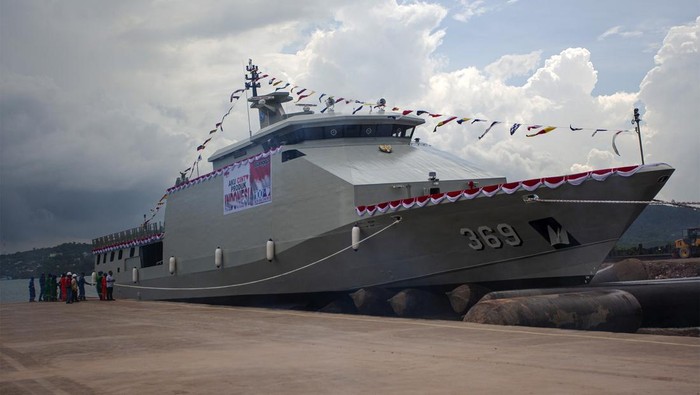 Kepala Staf Angkatan Laut (KSAL) Laksamana TNI Muhammad Ali (kedua kiri) meresmikan peluncuran  kapal perang buatan dalam negeri di galangan PT Karimun Anugrah Sejati, Batam, Kepulauan Riau, Rabu (19/4/2023). Kapal Korvet Bung Karno-369 dilengkapi dengan meriam kaliber 40 mm, dua unit senjata kaliber 20 mm dan mampu mengangkut 55 personel dengan kecepatan maksimum 24 knot yang dirancang sebagai kapal VVIP Kepresidenan menggantikan KRI Barakuda-833 yang sudah beroperasi selama 27 tahun. ANTARA FOTO/Teguh Prihatna/YU
