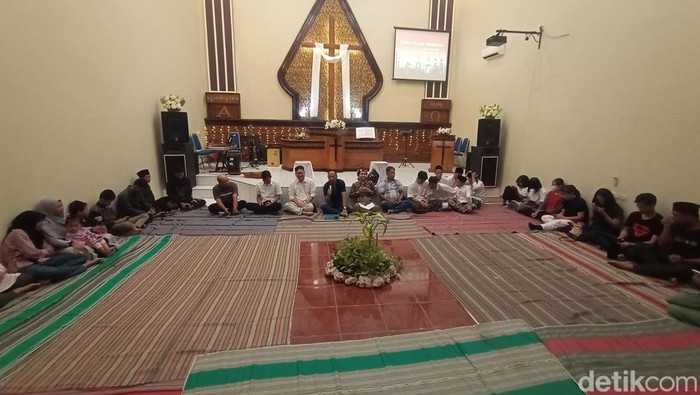 Pemuda gereja bersama santri berbuka puasa di GKMI Winong, Pati, Rabu (19/4/2023).