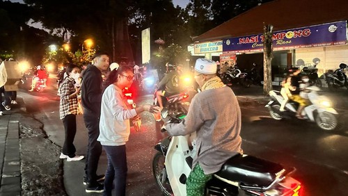 Pemuda Katolik Komda Bali bagi-bagi takjil di Denpasar, Rabu (19/4/2023).