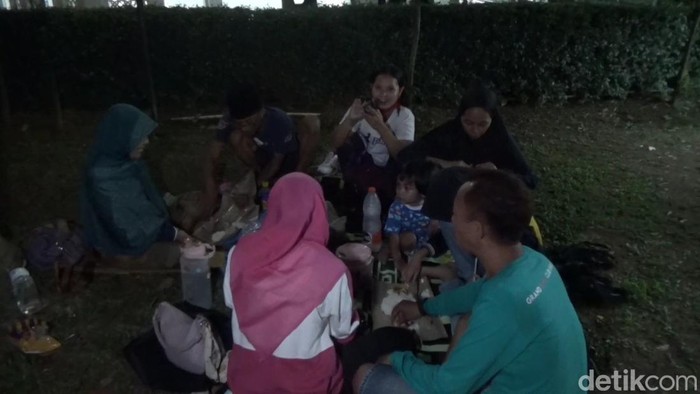 Pemudik botram di area taman rest area Tol Cipali, Selasa (18/4/2023).